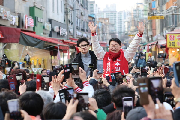 지난 3월 7일 김현준 후보가 한동훈 비상대책위원장과 지지자들과 만나고 있다.