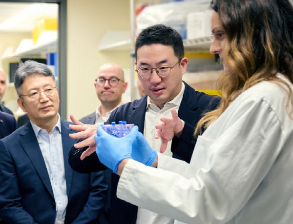 구광모 회장이 미국 보스턴의 다나파버 암 센터를 방문해 세포치료제 생산 시 항암 기능을 강화시킨 세포를 선별하는 과정에 대한 설명을 듣고 있다. /사진=LG제공