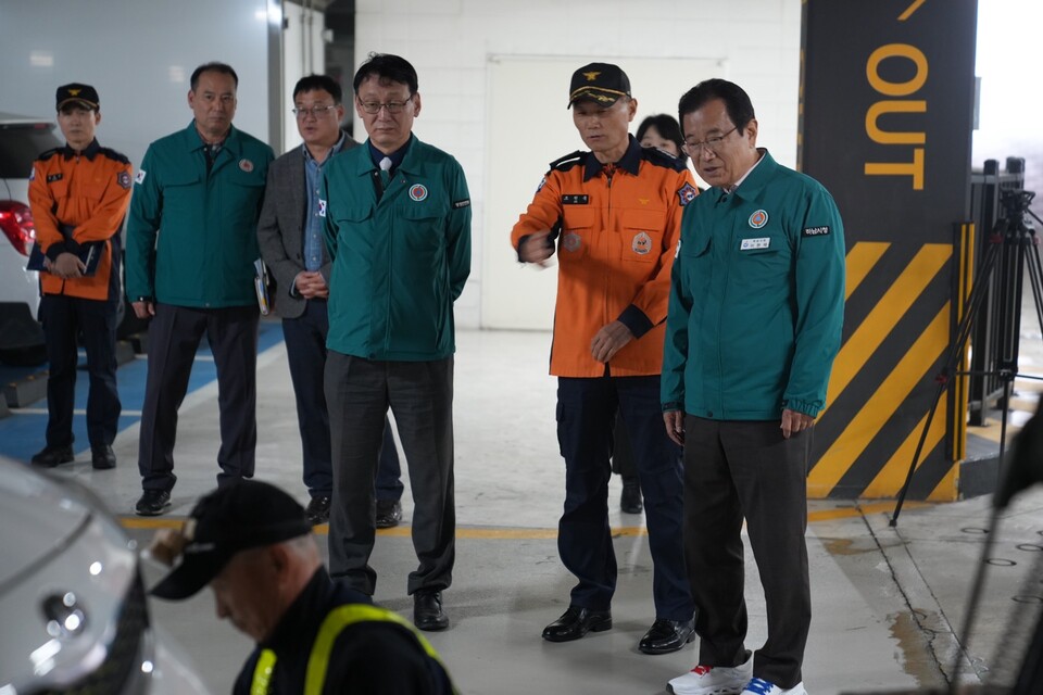 24일 호반써밋에듀파크에서 이현재 하남시장(우측 1번째)과 조천묵 소방서장(우측 2번째), 홍종완 행정안전부 사회재난실장(우측 3번째)이  ‘전기차 화재 대응 합동훈련’을 실시하고 있다./하남시