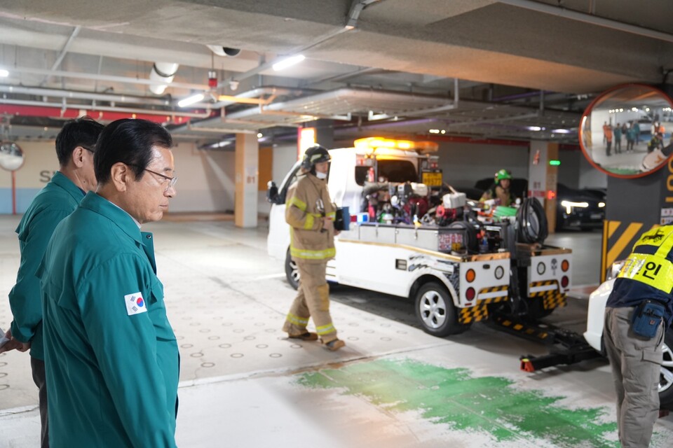 지난 24일 호반써밋에듀파크에서 이현재 하남시장(좌측 앞)이 기관장 화상회의에서 도출된 협업 모델을 기반으로 하남경찰서, 하남소방서와 함께 ‘전기차 화재 대응 합동훈련’을 실시하고 있다./하남시