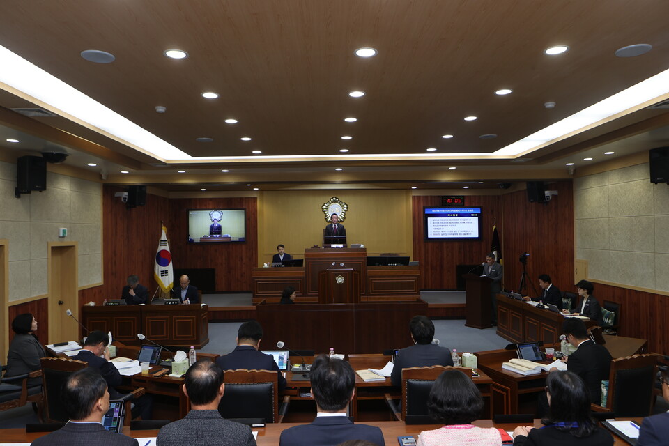 김경수 가평군의회 의장이 지난 25일  열린 제334회 제2차정례회 개회사를 하고 있다./가평군의회