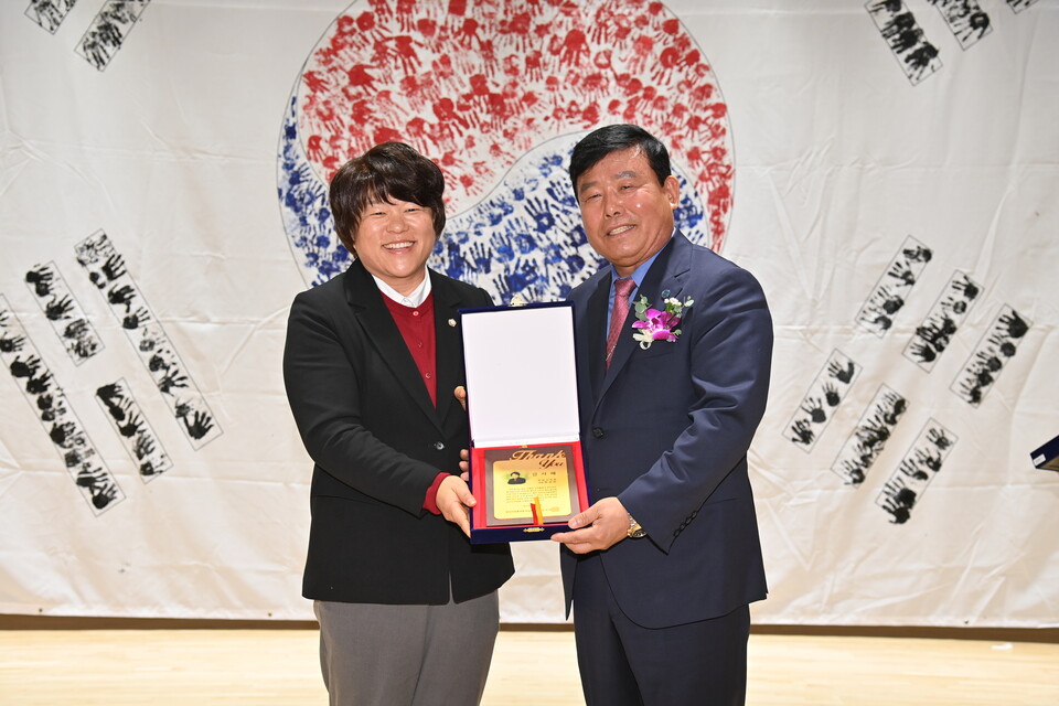 박선미 하남시의원(좌)이 강성대 한국자유총연맹 하남시지회장으로부터 감사패를 받고 기념촬영을 하고 있다./하남시의회