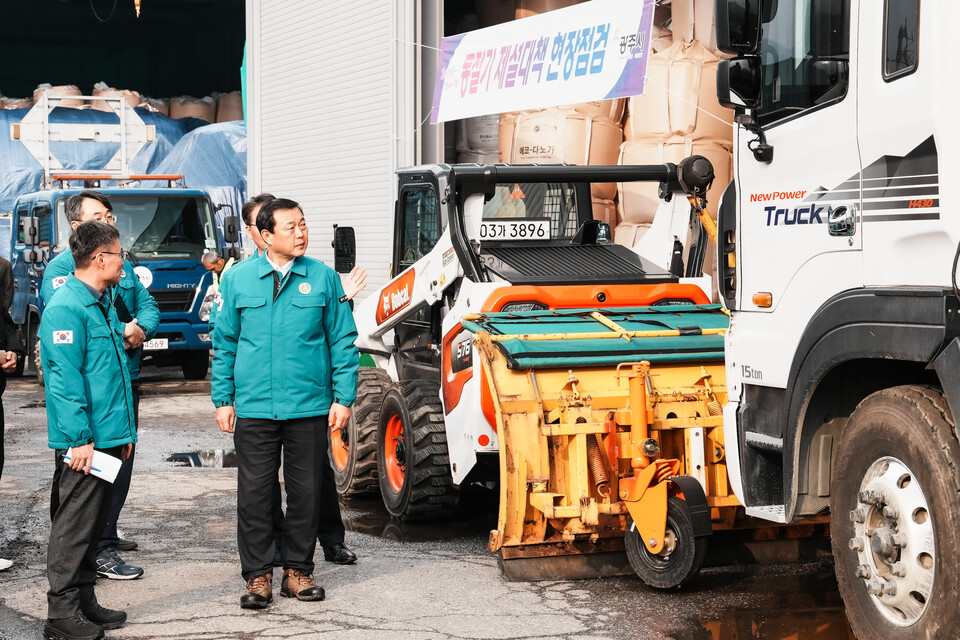 김충범 광주시부시장(우측)이 지난 25일 지역 내 제설·한파를 대비한 주요 시설 현장을 점검했다./광주시 